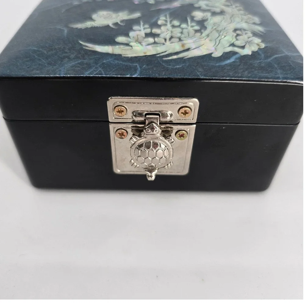 Vintage Korean Mother of Pearl Lacquer‎ Box Certified Artisan Turtle Clasp